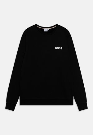Černá mikina s dlouhým rukávem a kulatým výstřihem, s bílým logem "BOSS" na levé straně hrudi.
