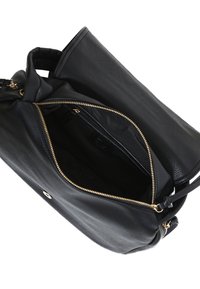 Borsa a tracolla in pelle nera con una superficie testurizzata. La chiusura con zip dorata rivela un ampio interno con una fodera nera e una piccola tasca interna.