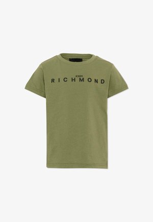 T-shirt verde oliva a maniche corte con testo nero "JOHN RICHMOND" sul petto e collo tondo.