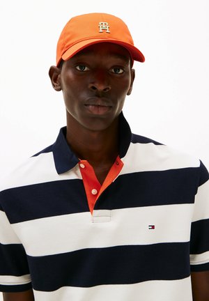 Stribet polo t-shirt i hvid og marineblå med en orange krave. Kasket i lys orange med logo detalje. Regular fit, tekstureret stof.