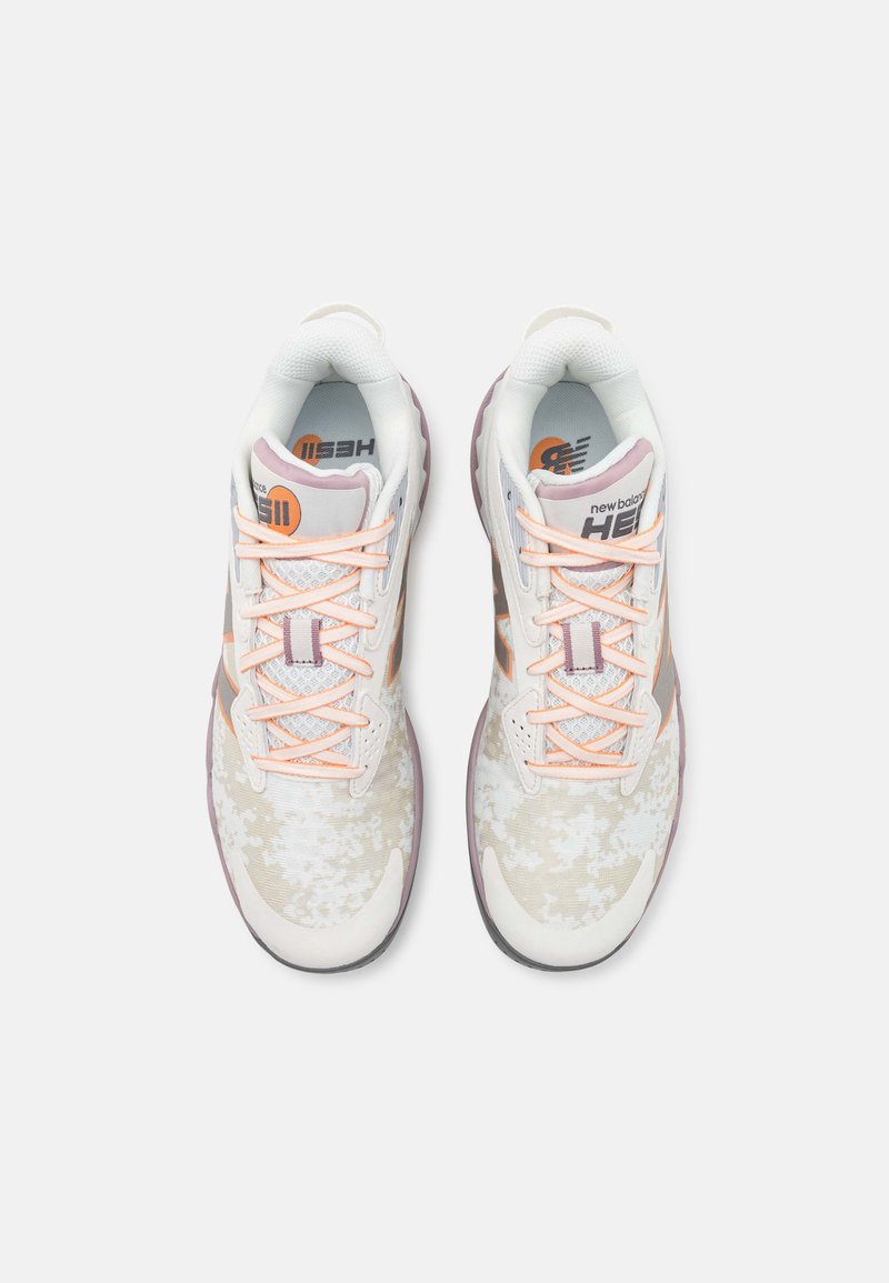 Zapatos deportivos ligeros con parte superior de malla en blanco, gris y sutiles patrones beiges; detalles en naranja y elementos reflectantes; diseño con cordones.