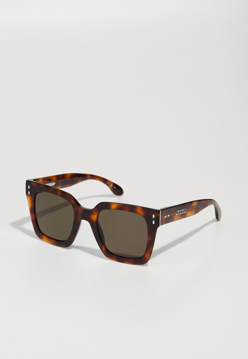 Schildpatt-Sonnenbrille mit quadratischen Gläsern, dunkelbrauner Tönung und markanten Frontakzenten; glatte Textur und robustes Rahmendesign.