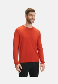 Roter Langarm-Crewneck-Pullover, hergestellt aus weichem Stoff mit glatter Textur. Verfügt über ein schlichtes Design und enganliegende Bündchen.