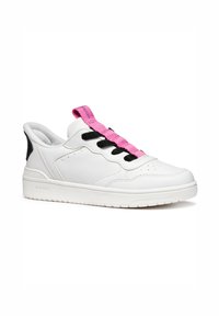 Weißer Sneaker mit einem Obermaterial aus glattem Leder, pinken elastischen Schnürsenkeln, schwarzem Fersenakzent und strukturiertem weißen Gummisohle. Verfügt über Perforationen zur Atmungsaktivität.