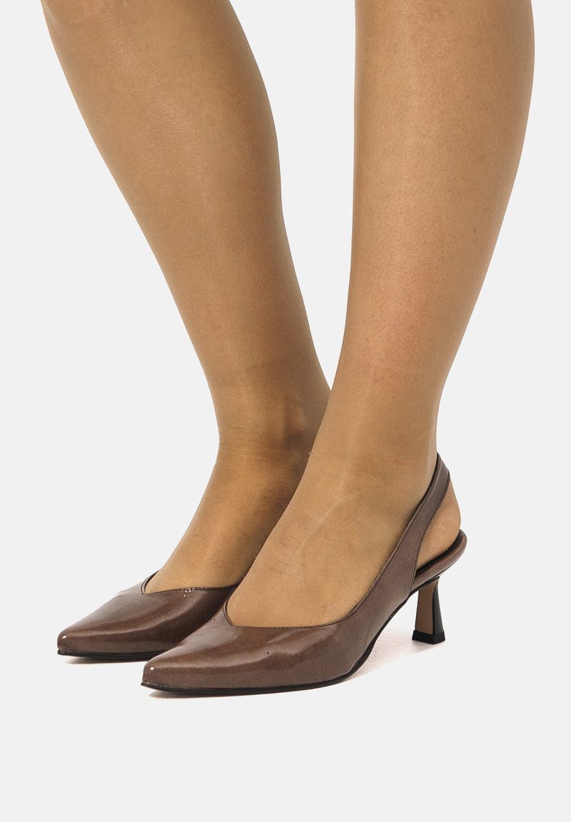 Tacchi slingback marroni con punta affusolata, caratterizzati da una finitura lucida e un tacco a blocco sottile. Texture liscia e design minimalista.