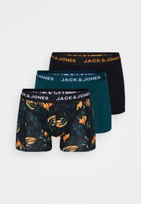 Drei Paare Herren-Boxershorts. Zu den Merkmalen gehören ein schwarzes Paar, ein türkisfarbenes Paar und ein gemustertes Paar mit dunklen Pflanzenmotiven und orangefarbenen Akzenten.