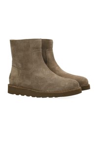 Botines de ante topo con textura suave, puntera redonda y suela de goma plana. Diseño minimalista con paneles laterales elásticos para mayor facilidad.