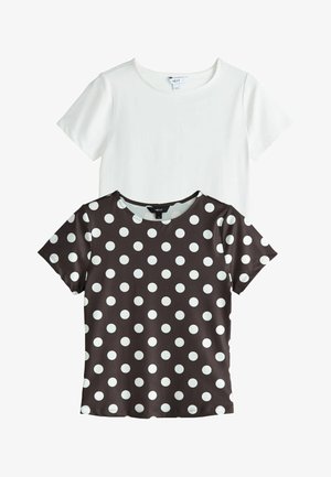 Twee T-shirts met korte mouwen en ronde hals, één effen wit en één zwart met witte polka dots, plat gelegd en gedeeltelijk overlappend op een witte achtergrond.