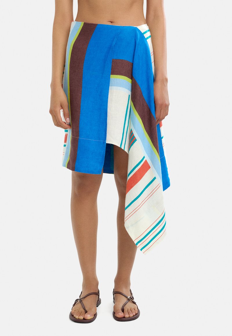 Niebieska, wielokolorowa spódnica z lnu z wyraźnymi paskami w kolorze zielonym, brązowym i czerwonym. Asymetryczny krój z opadającym hemem. Lekka tekstura.
