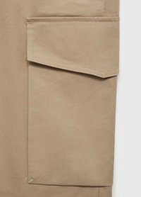 Beige Stoff-Cargotasche mit geraden Kanten und Klappenverschluss. Glatte Textur und subtile Nähedetails an der Seite.