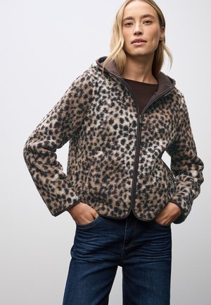 Brun og beige fleecejakke med leopardmønster, lynlås lukning og hætte. Har kontrasterende brun kant og sidelommer.