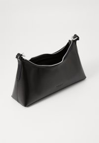 Borsa a tracolla in pelle nera con forma triangolare, chiusura con zip superiore e dettagli in metallo argentato. Texture liscia e design minimalista.