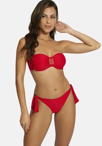 Rode bandeau bikini met een textuur materiaal, een decoratieve zilveren gesp in het midden en verstelbare striksluitingen aan de zijkanten.