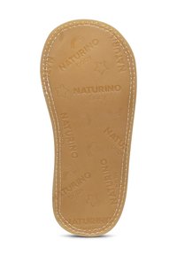 Semelle de chaussure pour bébé marron avec des bords cousus, embossée avec le texte "Naturino baby", des étoiles et des motifs arc-en-ciel.