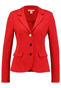 Blazer rouge en tissu lisse, avec un col à revers, un devant à trois boutons et deux poches avant avec des détails à rabat.