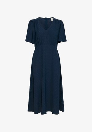 Mornarsko plava haljina s V-izrezom, kratkim nabranim rukavima i lepršavom A-oblika suknjom. Tekstura tkanine sadrži suptilne točkaste uzorke kroz cijelu haljinu.