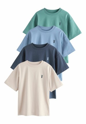 Vier schlichte Kurzarm-T-Shirts in Beige, Navy, Hellblau und Grün, jeweils mit einem kleinen schwarzen Hummer-Logo auf der linken Brust.