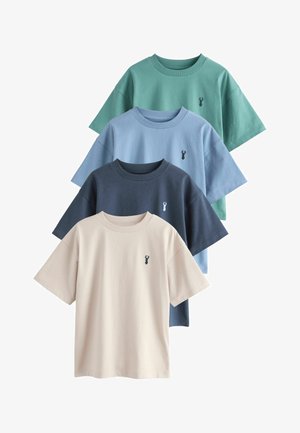 Négy egyszerű rövid ujjú póló bézs, sötétkék, világoskék és zöld színekben, mindegyiken kis fekete homár logó található a bal oldali mellrészen.