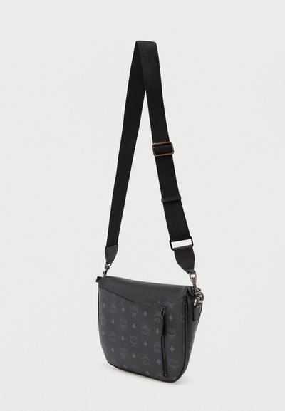 Schoudertas in donkergrijs, gemaakt van leer en textiel. Voorzien van een voorvak met ritssluiting, een patroon op het lichaam en een verstelbare band.
