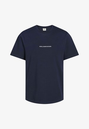 Mörkblå bomulls t-shirt med korta ärmar och rund halsringning. "ROYAL DENIM DIVISION" tryckt i vitt över bröstet.