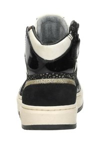 Zwarte gepatineerde hoge sneakers met een witte kraag, tekstuur op de achterkant en metalen gouden accent op de tussenzool. Gewatteerd interieur.