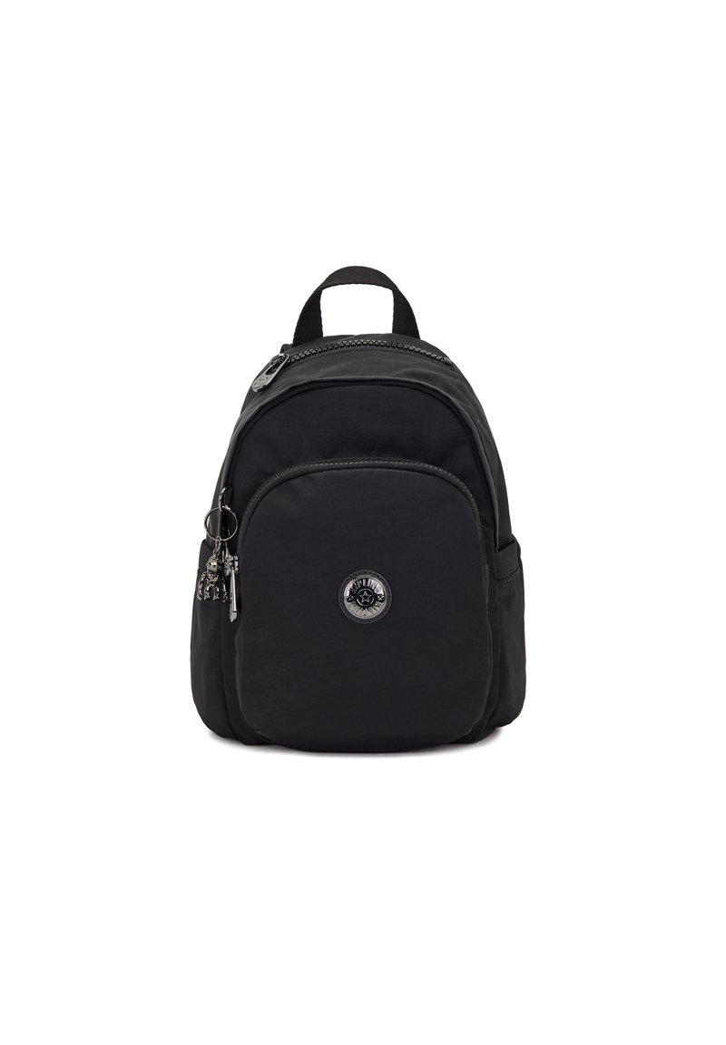 Sac à dos noir en tissu durable, avec un design arrondi, une fermeture éclair, une poche avant, un embellissement de logo et une poignée supérieure.