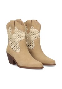 Botas de vaquero beige hasta el tobillo con una sección de crochet trenzado, punta afilada y un tacón de bloque de madera, con un acabado de ante suave.