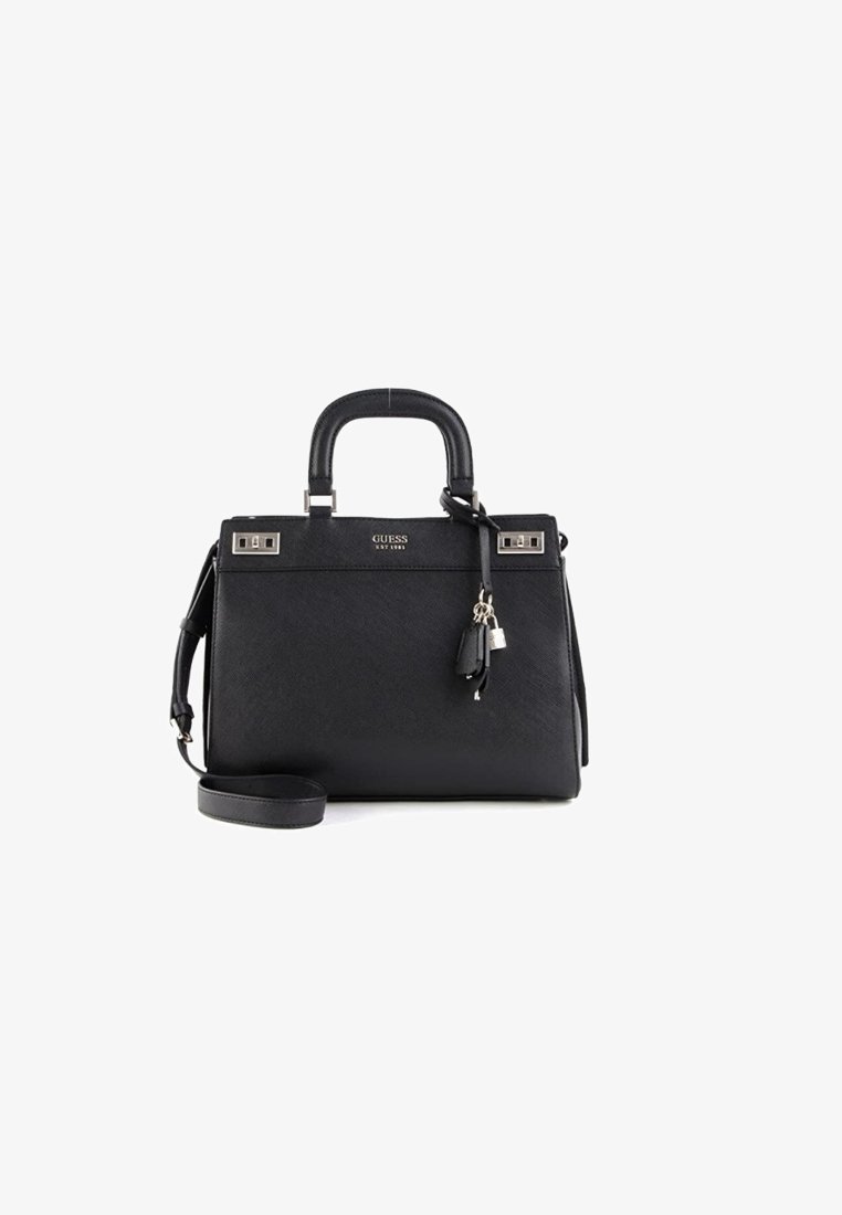 Sac à main noir Guess avec forme structurée, poignées supérieures, bandoulière amovible, ferrures ton argent et pendentif en forme de serrure et clé suspendu.