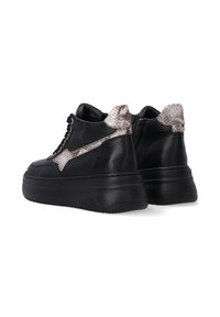 Schwarze Leder-Hochtop-Sneaker mit einem strukturierten Schlangenhaut-Akzent an der Ferse, auffälliger weißer Sohle und schwarzen Schnürsenkeln.