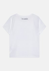 Vit bomulls t-shirt med korta ärmar, med en rund halsringning och en liten "KARL LAGERFELD" logotyp tryckt på övre ryggen.