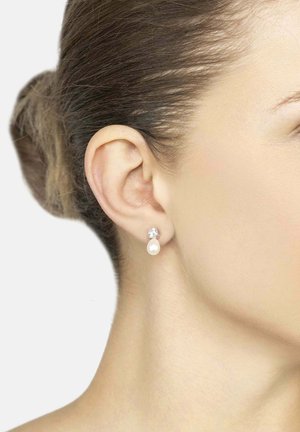 Perlen-Hängeohrringe mit einem Kristall-Akzent. Die Ohrringe haben eine silberfarbene Fassung mit polierter Oberfläche und eine klassische Tropfenform.