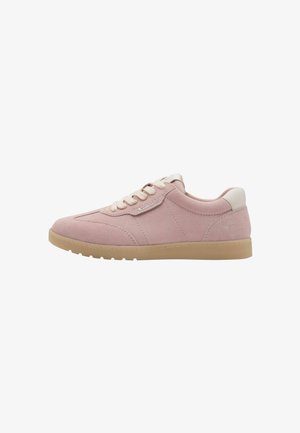 Roze suède sneaker met een glad leren detail bij de hiel, een afgeronde neus en een rubberen zool. Voorzien van bijpassende veters en gestikte details.