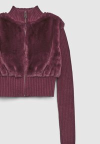 Bordeauxroter, kurz geschnittener Pullover mit hohem, geripptem Kragen, langen, gerippten Ärmeln und einer Vorderseite aus Kunstfell; mit silbernem Reißverschlussverschluss.