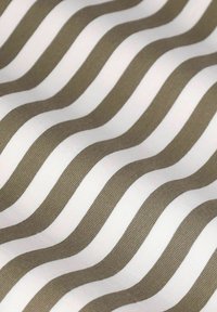 Baumwollstoff mit wellenförmigen Streifen in olivgrün und weiß, der eine glatte Textur und einen glänzenden Finish aufweist.