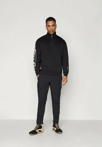 Venum FLY JOGGERS - Hlače za na prostem - deep black