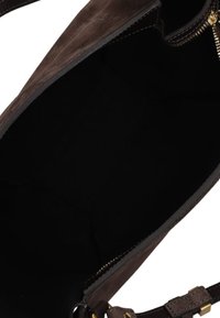 Interno di borsa in suede marrone con fodera nera, chiusura con zip e accessori in tonalità oro. Texture liscia e design spazioso.