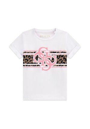 Weißes T-Shirt mit kurzen Ärmeln, Leopardenprint-Streifen, pinken "GUESS" Textbändern und einem überlappenden großen pinken Buchstabendesign über der Brust.