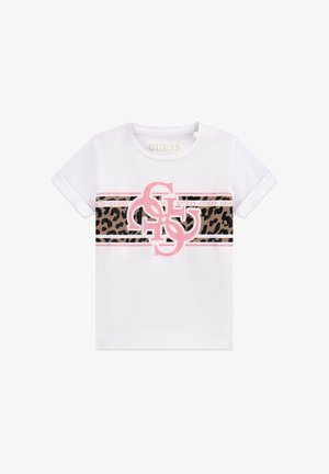 Biały krótkim rękawem T-shirt z paskiem w panterkę, różowymi paskami z napisem „GUESS” i nakładającym się dużym różowym napisem na piersi.