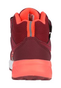 Mörkröd och neongrön atletisk sko med meshupp överdel, vadderad krage och reflekterande detaljer. Lätt sula för komfort och stöd.