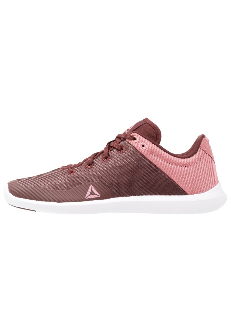 Sportieve schoenen met een bordeauxrood en roze textiel bovenwerk, voorzien van een gestreept patroon, vetersluiting aan de voorkant en een witte rubberen zool.