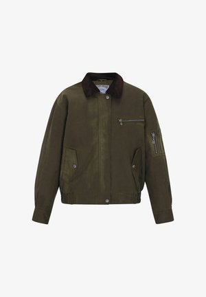 Olijfgroene jas met een bruine corduroy kraag, ritszakken op de borst en mouwen, elastische tailleband en twee voorkruimels.