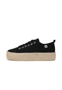 Deportivas negras de lona con suela de plataforma gruesa de yute trenzado. Presenta ojales de metal y una pequeña etiqueta de logo en el lateral. Diseño simple y de perfil bajo.