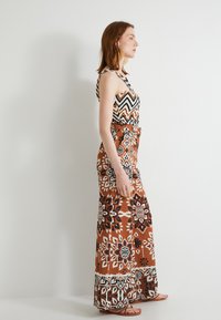 Koton BELTED POCKET DETAIL PATTERNED WIDE LEG - Broek - brown