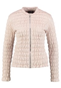 Giubbotto imbottito di un beige chiaro con texture arricciata. Presenta una chiusura con zip, collo rotondo e maniche lunghe, realizzato in materiale sintetico liscio.