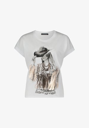 Biała koszulka z krótkim rękawem z graficznym nadrukiem przedstawiającym kobietę w kowbojskim kapeluszu, z metalicznymi srebrnymi akcentami oraz dekoracyjnym wzorem paska.