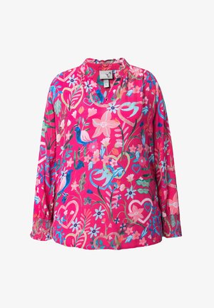 Jasnoróżowa bluzka z długimi rękawami, falbanianym kołnierzem oraz kolorowym wzorem kwiatów i ptaków w odcieniach niebieskiego, zielonego i różowego.