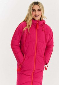 Jasně růžový nadýchaný kabát s celým zipem, oranžovými akcenty, vysokým límcem, dvěma bočními kapsami a prošívaným designem pro teplo.