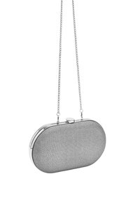 Srebrna metaliczna kopertówka w kształcie owalu z fakturowanym wykończeniem, z łańcuszkiem na ramię i zapięciem na klamrę. Prosta, elegancka forma, idealna na formalne okazje.