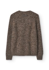 Brązowy dziergany sweter o fakturowanym wykończeniu, z okrągłym dekoltem i długimi rękawami. Charakteryzuje się subtelną różnicą kolorów na całym materiale.