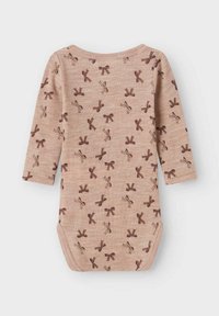 Langermet baby body i myk beige stoff med et gjentakende brunt sløyfemønster; har en rund halsutringning og trykknapper nederst.